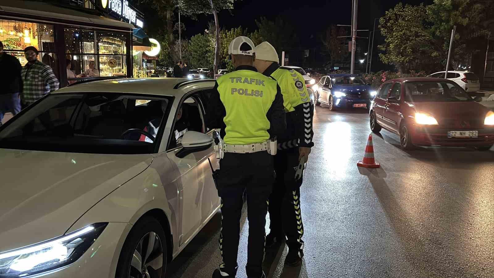Edirne’de trafik denetiminde ehliyetinin süresinin dolduğunu öğrenen sürücü: "Güzel bir doğum günü hediyesi oldu"