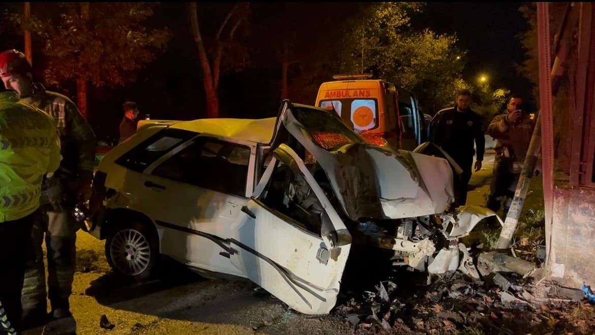 Kontrolden çıkan araç duvara çarptı… Sıkıştığı araçtan böyle kurtarıldı