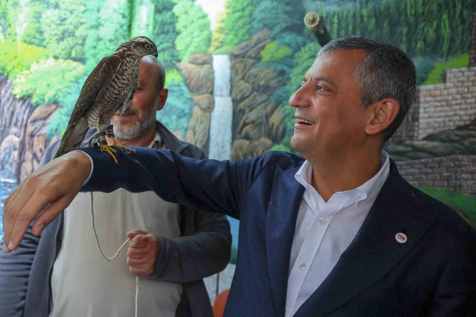 Özgür Özel, sel ve heyelan bölgesinde esnafı ziyaret etti