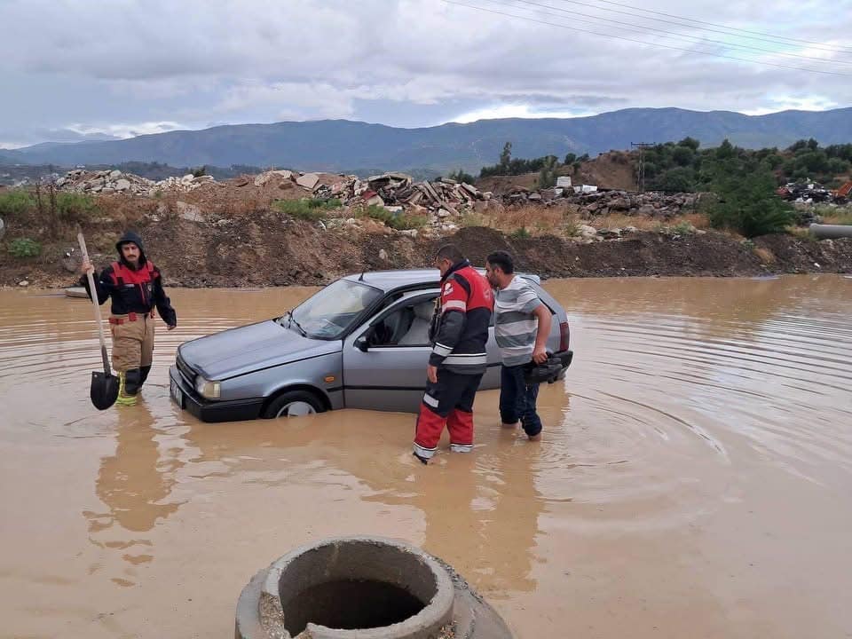 Antakya’da yoğun yağış nedeniyle mahsur kalan çocuk ve yetişkin kurtarıldı