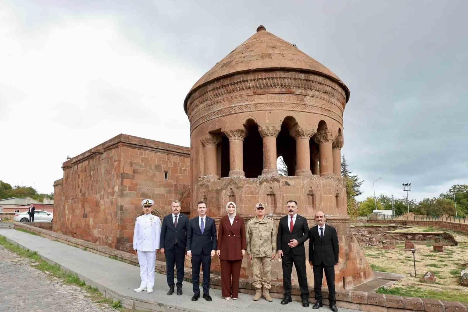 İçişleri Bakan Yardımcısı Kübra Güran Yiğitbaşı, Ahlat’ın tarihi mekanlarına ziyaret etti