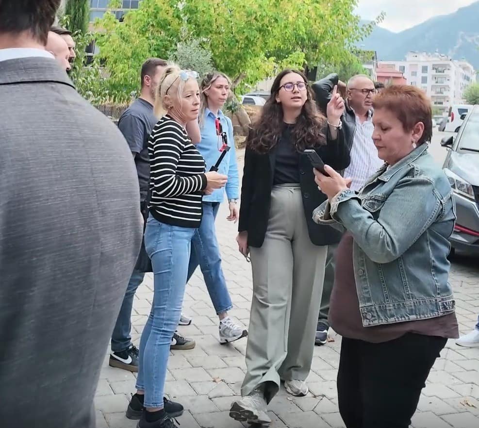 Ev hapsinde tutulan parti yöneticisi için açıklama yapan Yeni Parti İlçe Başkanına site yöneticisinden gürültü tepkisi
