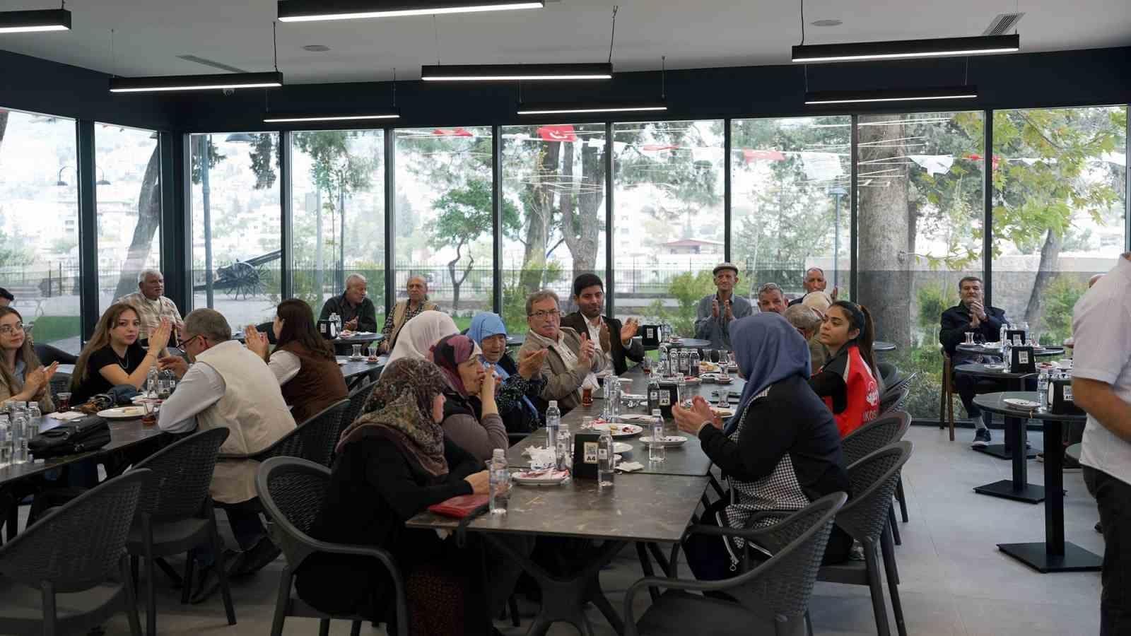 Kahramanmaraş’ta yaşlılara sazlı sözlü eğlence