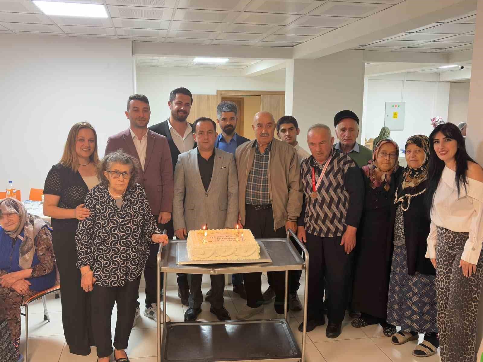 Tosya’da huzurevi sakinleriyle yaş pasta kesildi