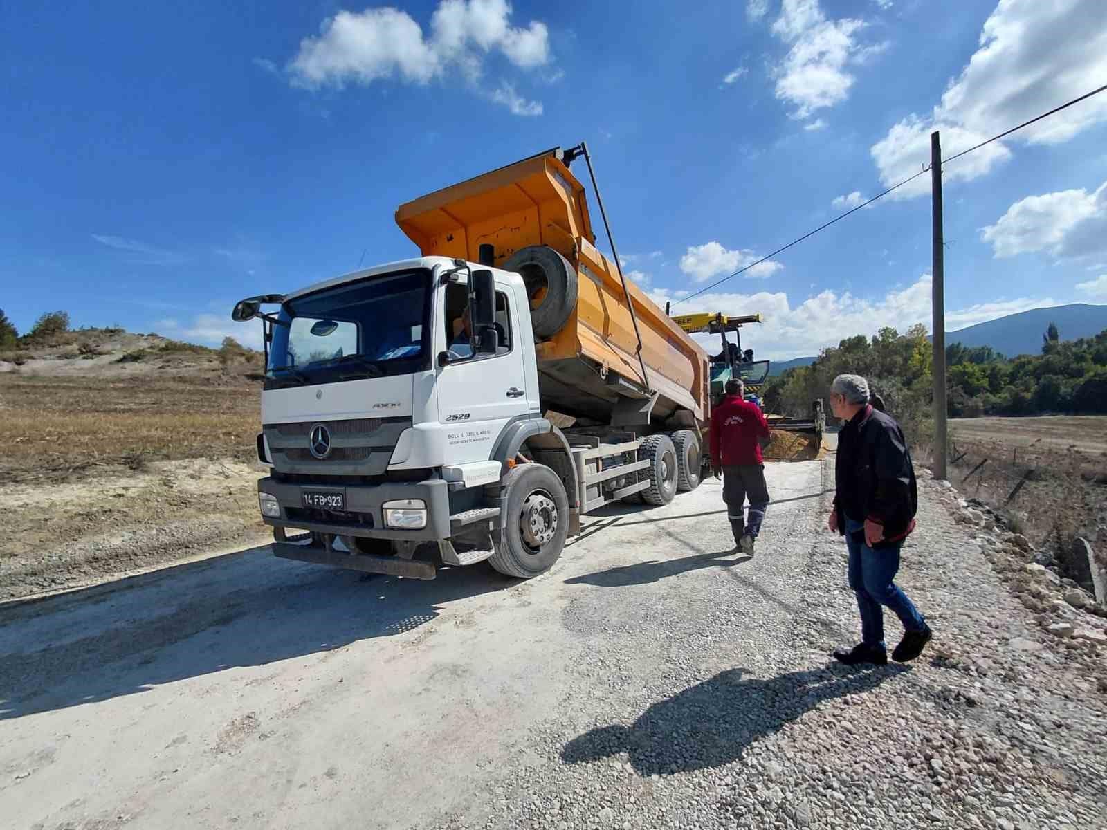 Köy yolunda asfalt mesaisi başladı