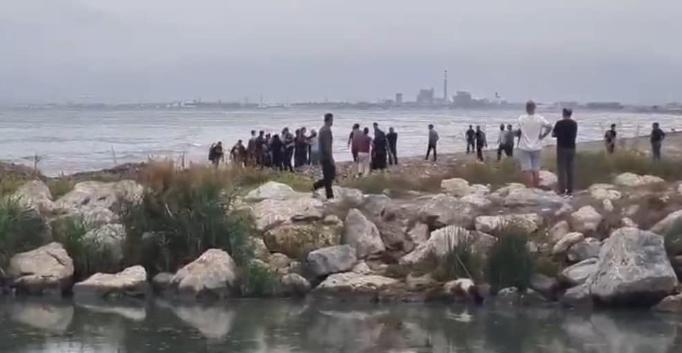Mersin’de denize giren 3 gençten biri hayatını kaybetti