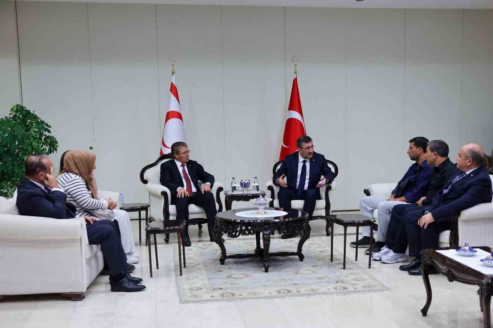 Cumhurbaşkanı Yardımcısı Yılmaz, Filo Jet faciasında kaybolanların yakınlarıyla bir araya geldi