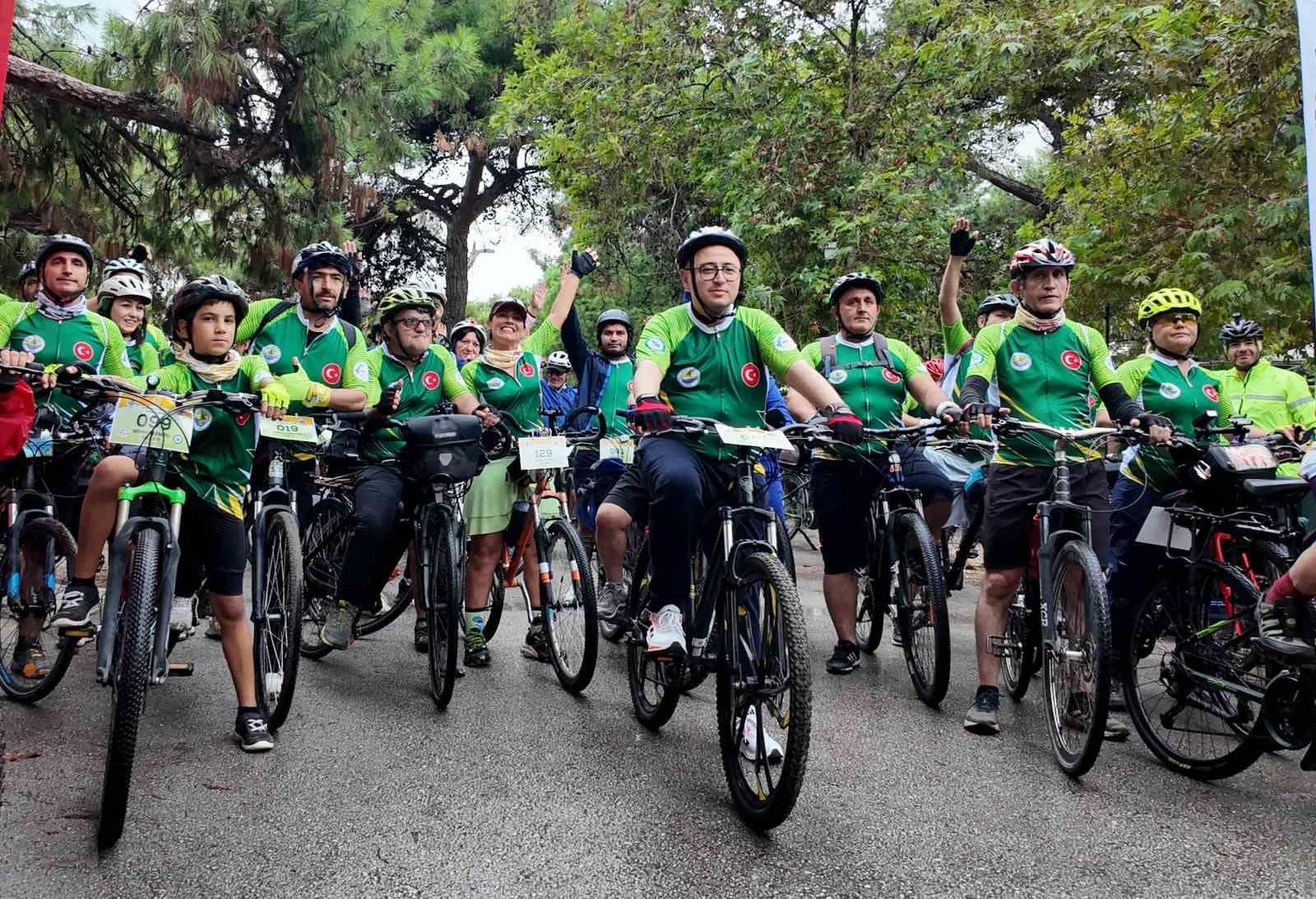 Tarih ve doğa içinde 160 bisikletli pedal çevirdi