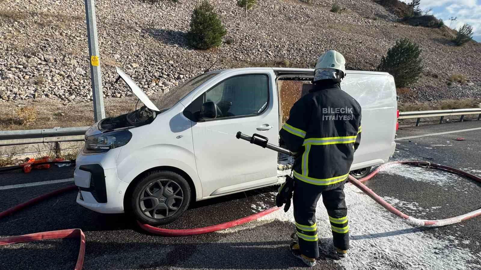 Bilecik’te seyir halindeki ticari araç alev aldı