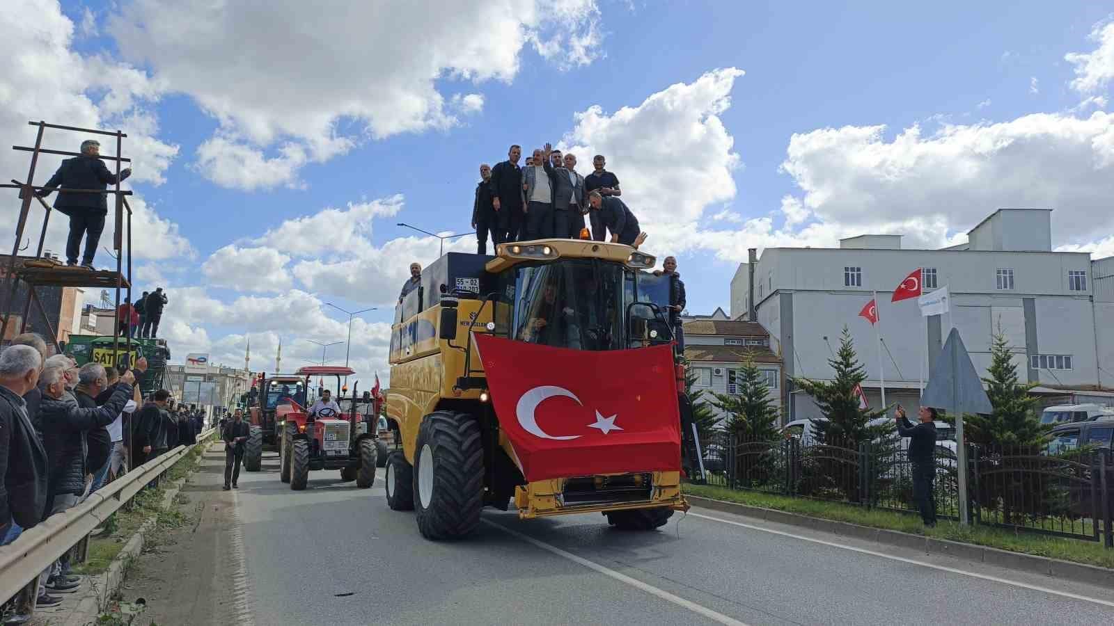 Bafra’da çeltik üreticilerinden 600 traktörlü konvoy