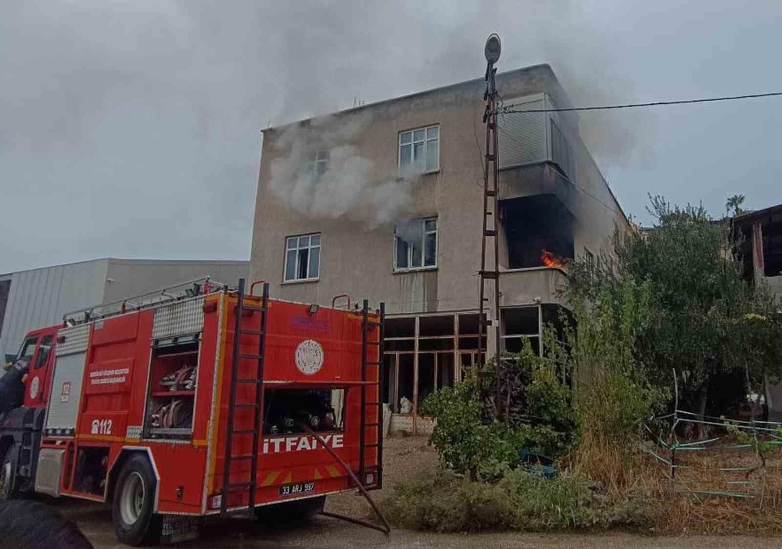 Ev yangınında mahsur kalan kadın kurtarıldı