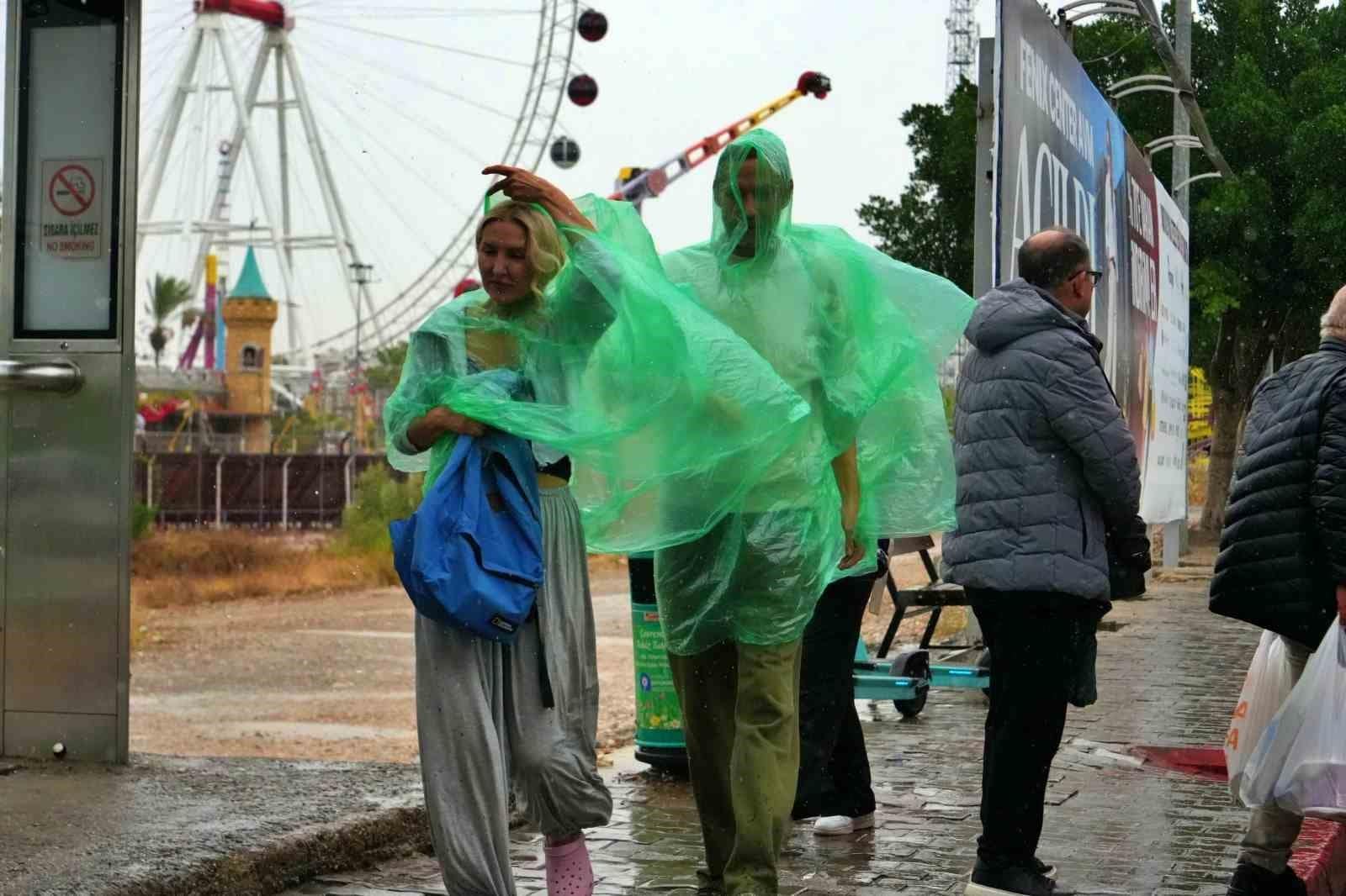Antalya’da sağanak etkili oldu: Hazırlıksız yakalananlar durak ve üst geçitlerin altına sığındı