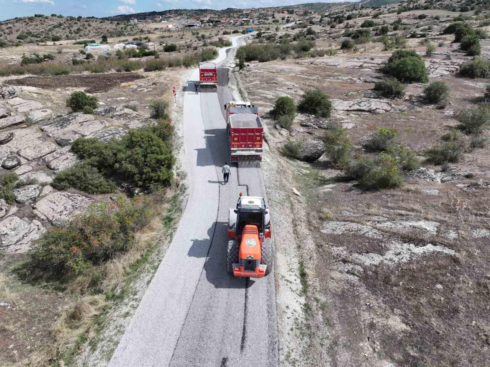 Kula’da 35 kilometrelik yol yenileniyor