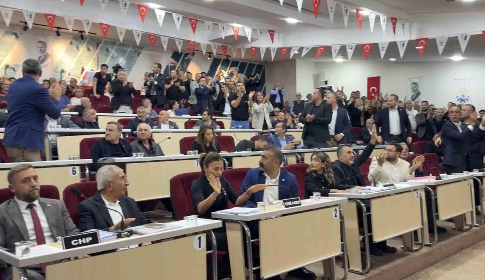 Çiğli Belediye Meclisinde gerginlik: Başkan Yıldız’a su şişesi fırlatıldı