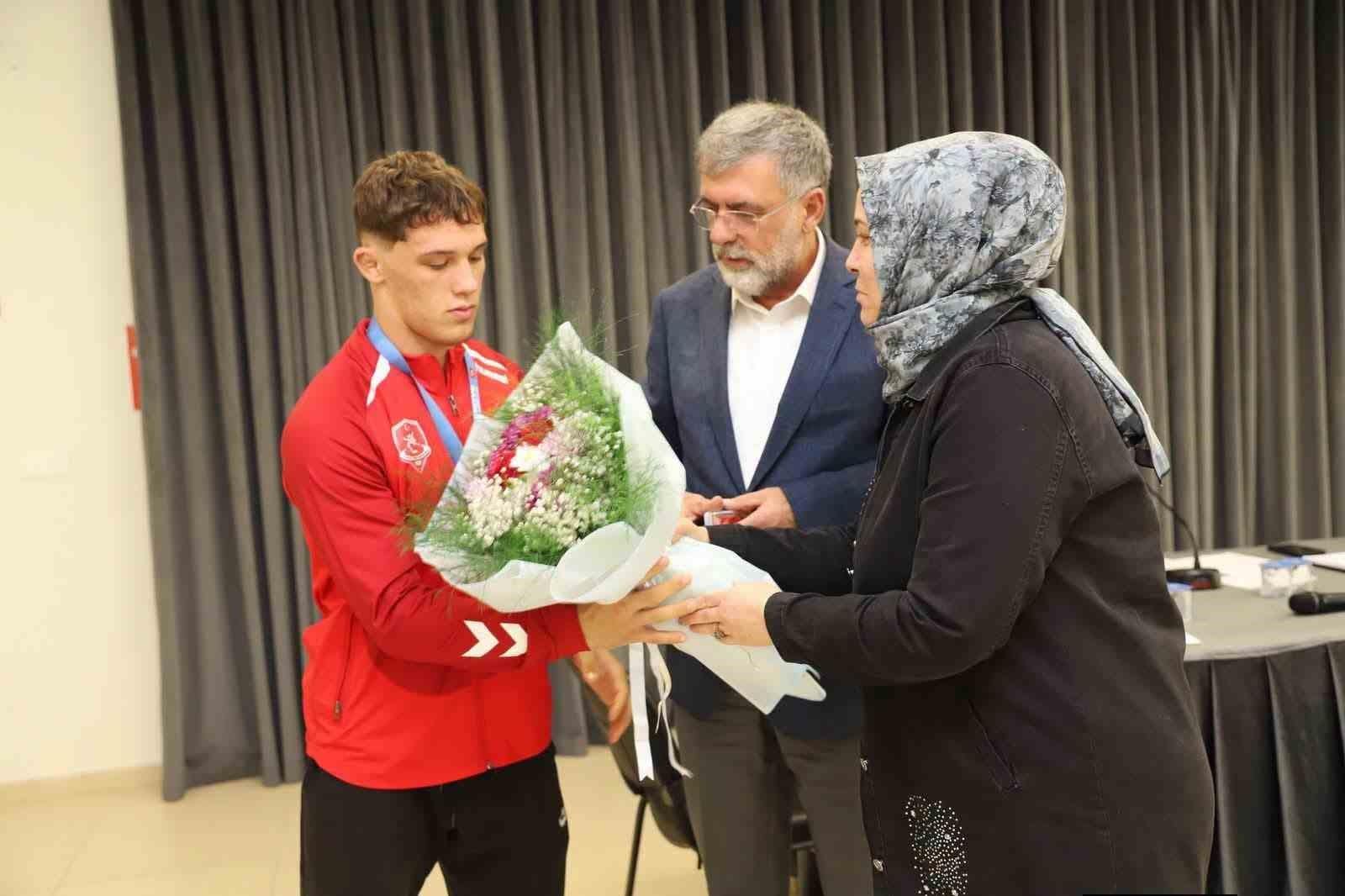 Kepsut’un genç pehlivanı İsmet Emir’e Başkan Cankul’dan tebrik