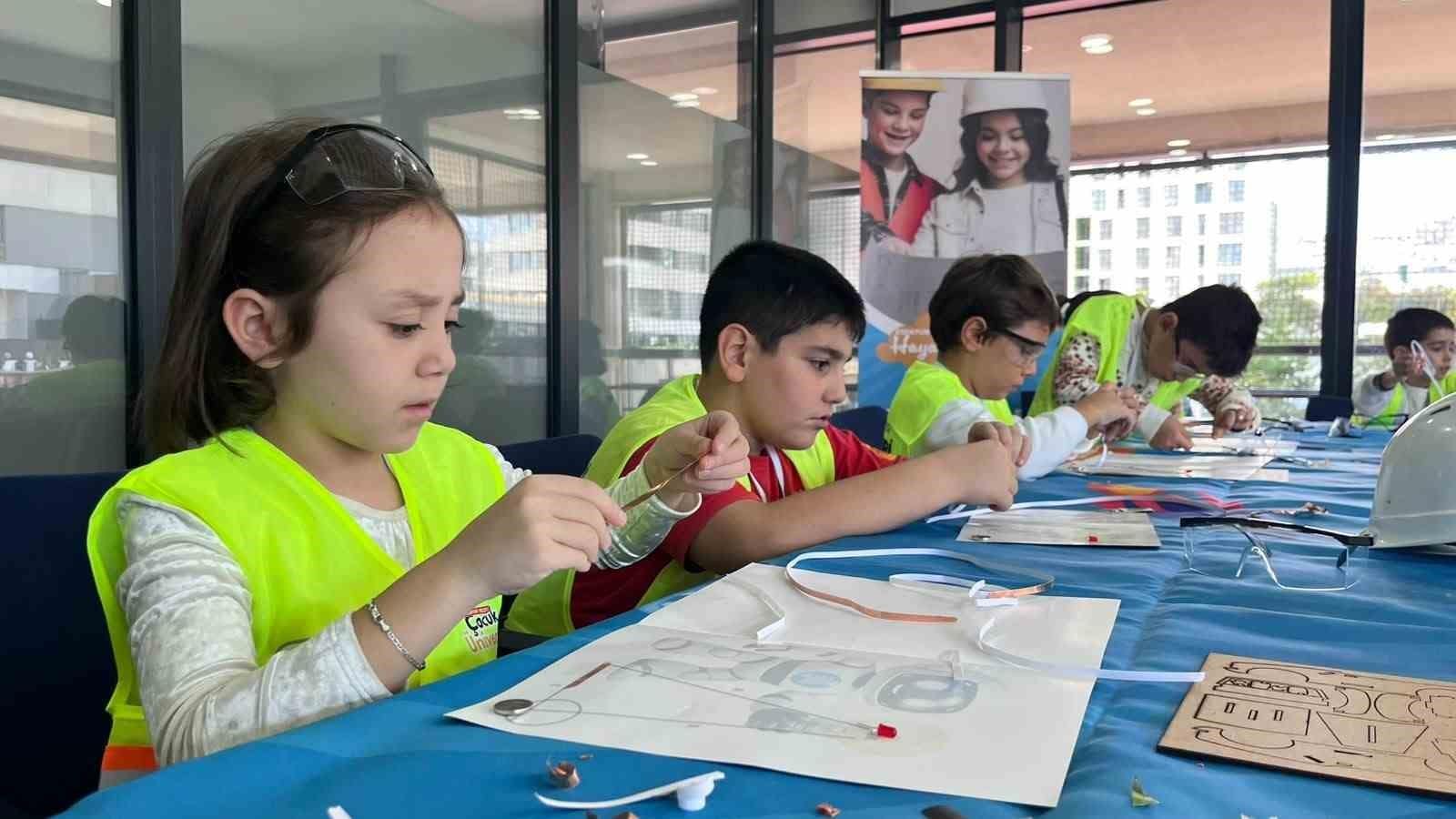 Esenyurtlu çocuklar Hayal Fabrikası’nda bilim ve sanatla buluşuyor