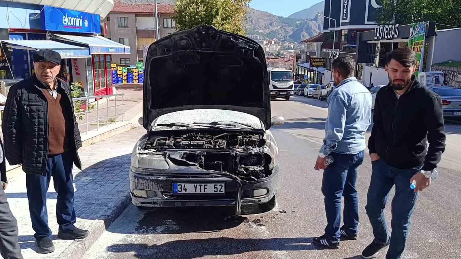 KPSS’ye giren gencin park ettiği otomobilden alevler yükseldi, yangını polisler söndürdü