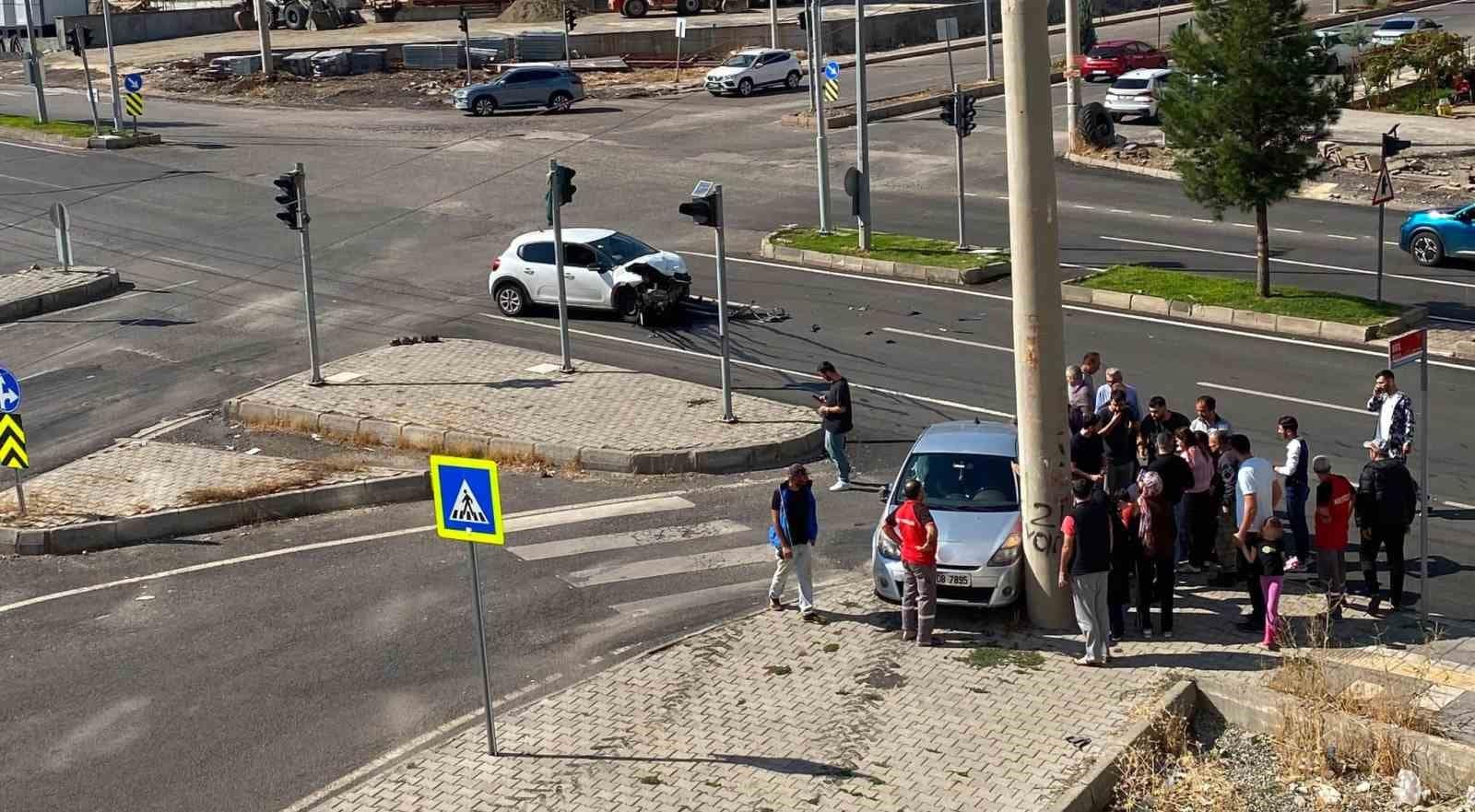 Diyarbakır’da iki araç çarpıştı: 3 yaralı