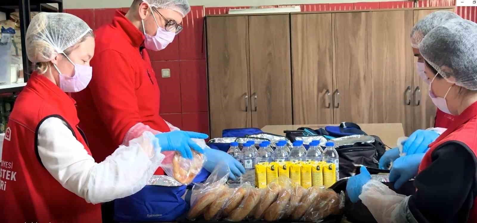 Bilecik’te günde 300 çocuğa beslenme çantası desteği