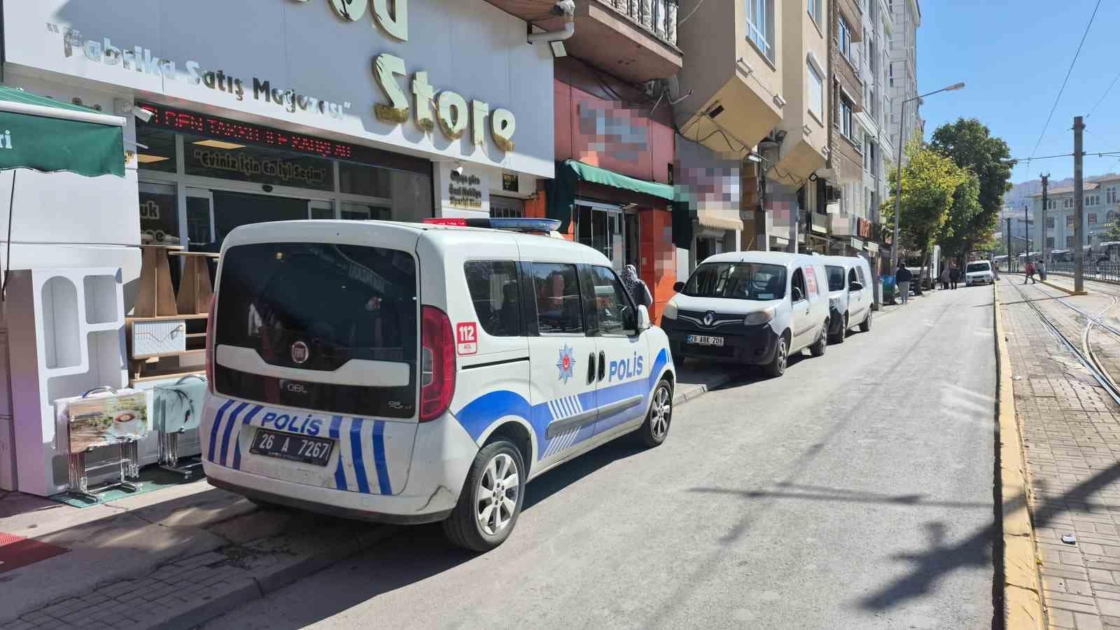 Açıktaki rezistansa temas eden fırın çalışanı elektrik akımına kapılarak ağır yaralandı