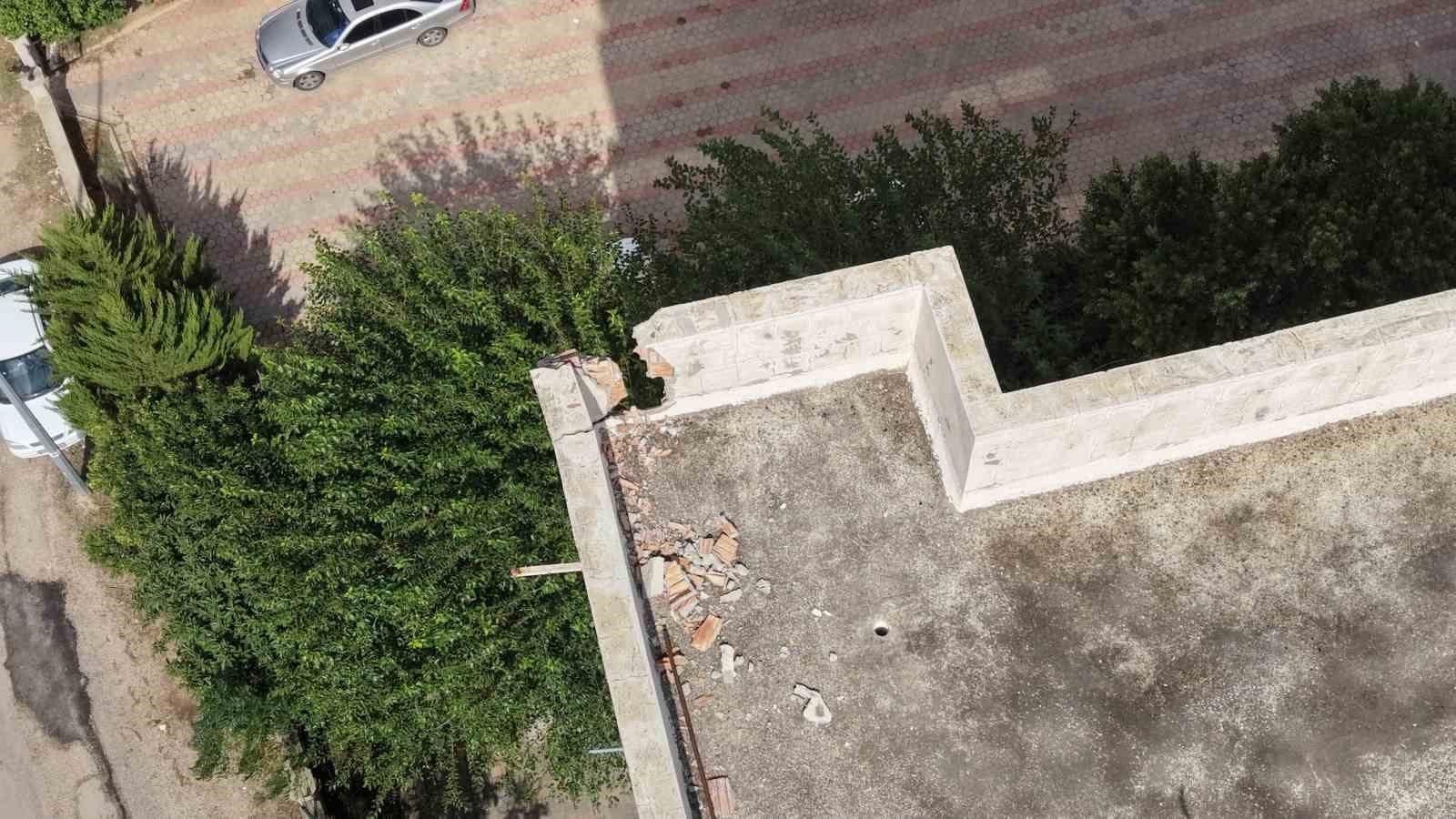 Kozan’da apartmana düşen yıldırımın oluşturduğu hasar dronla görüntülendi