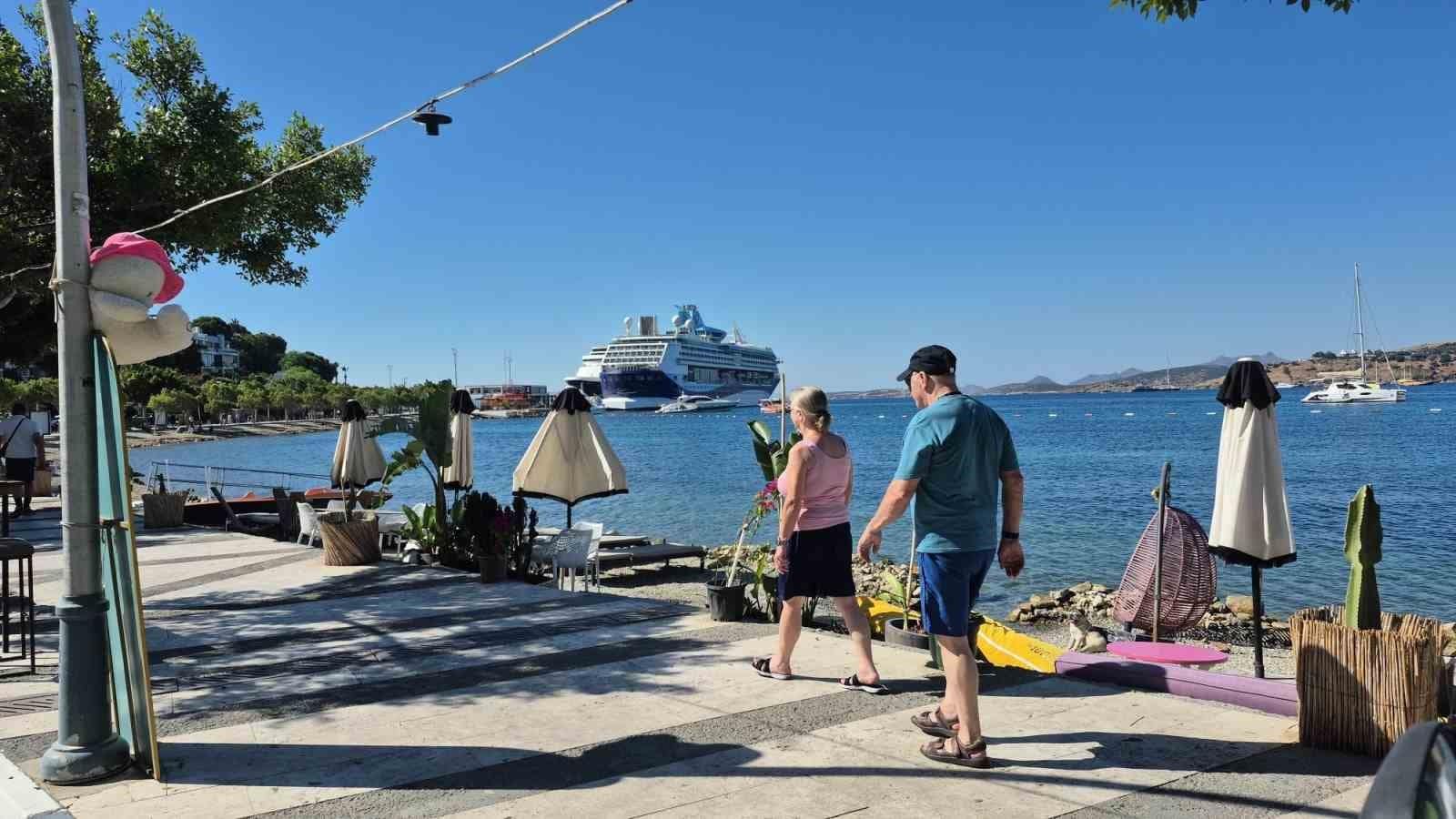 Bodrum’da iki gemiyle 2 bin 888 yolcu geldi