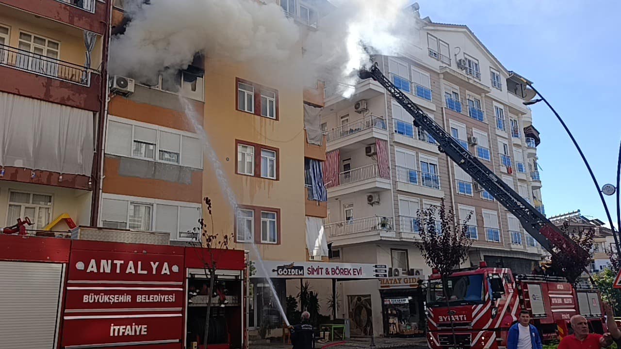 Antalya’da 5 katlı binada yangın: Mahsur kalan 2’si çocuk 4 kişiyi itfaiye kurtardı