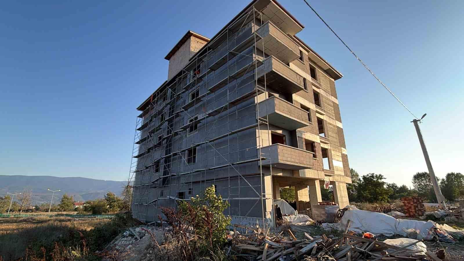 Bolu’da inşaatın 5. katından düşen işçi ağır yaralandı
