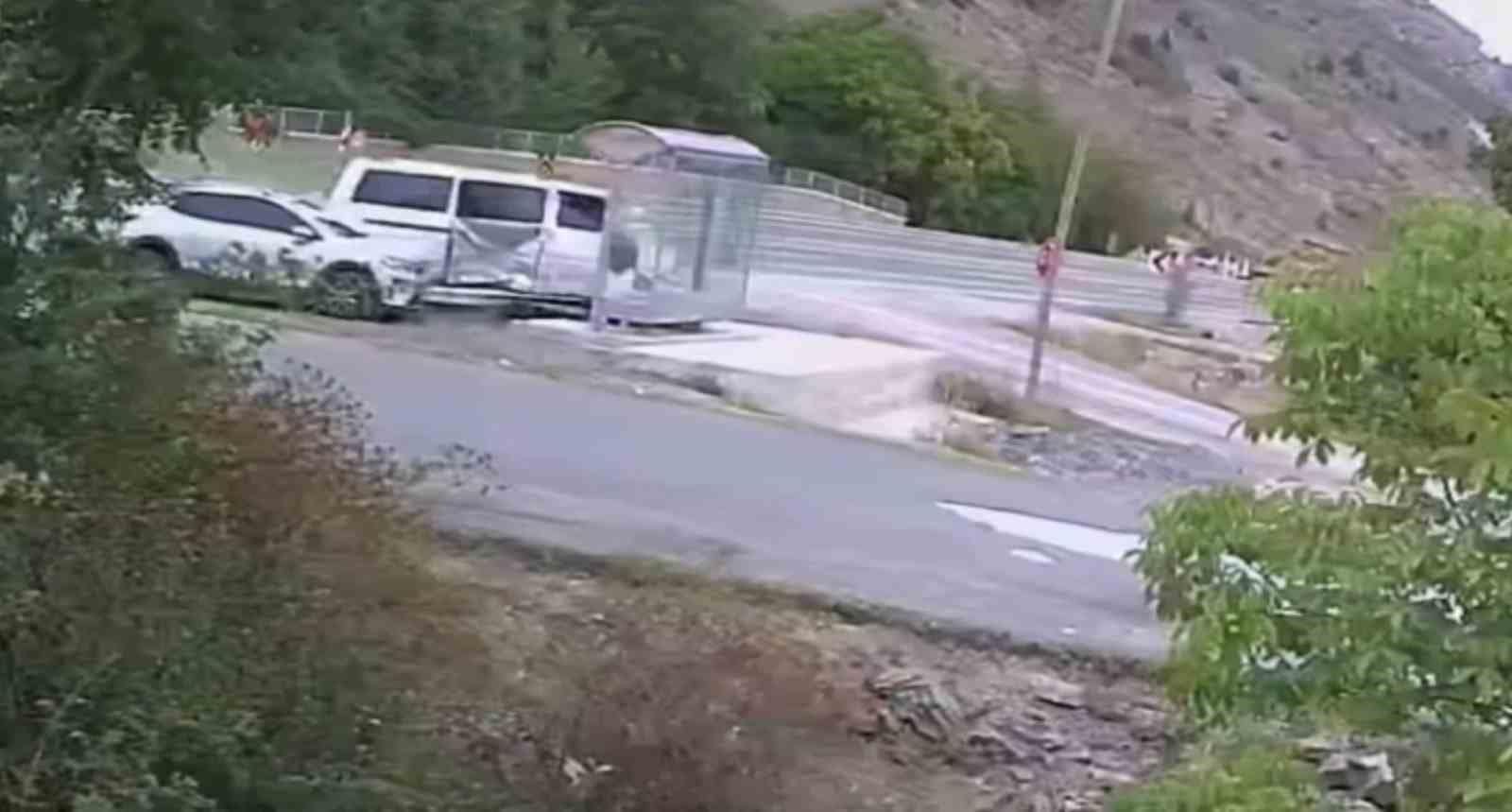 İki aracın arasında kalan kadının ölümden kıl payı kurtulduğu kaza anı kamerada