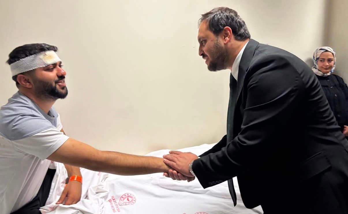 Başkan Selmanoğlu, kazada yaralan vatandaşları ziyaret etti