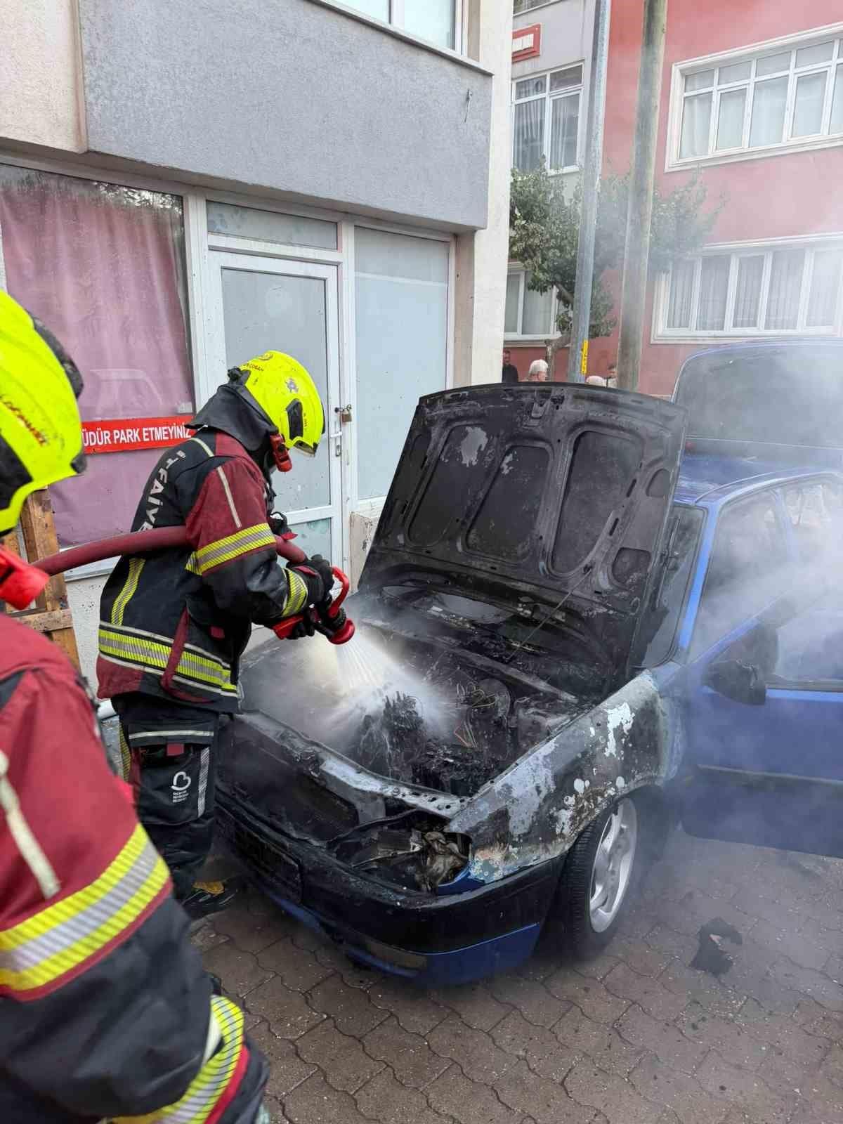 Bandırma’da park halindeki otomobilin motor kısmında alev aldı