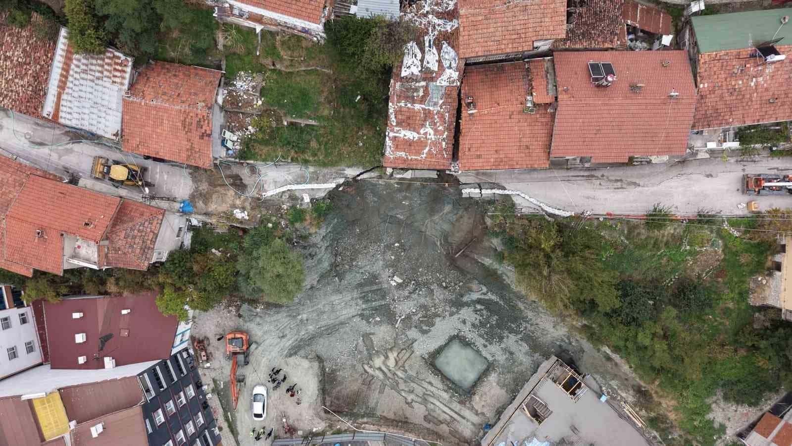 Tokat’ta inşaat alanının yanındaki yol çöktü, iki katlı apartman boşaltıldı
