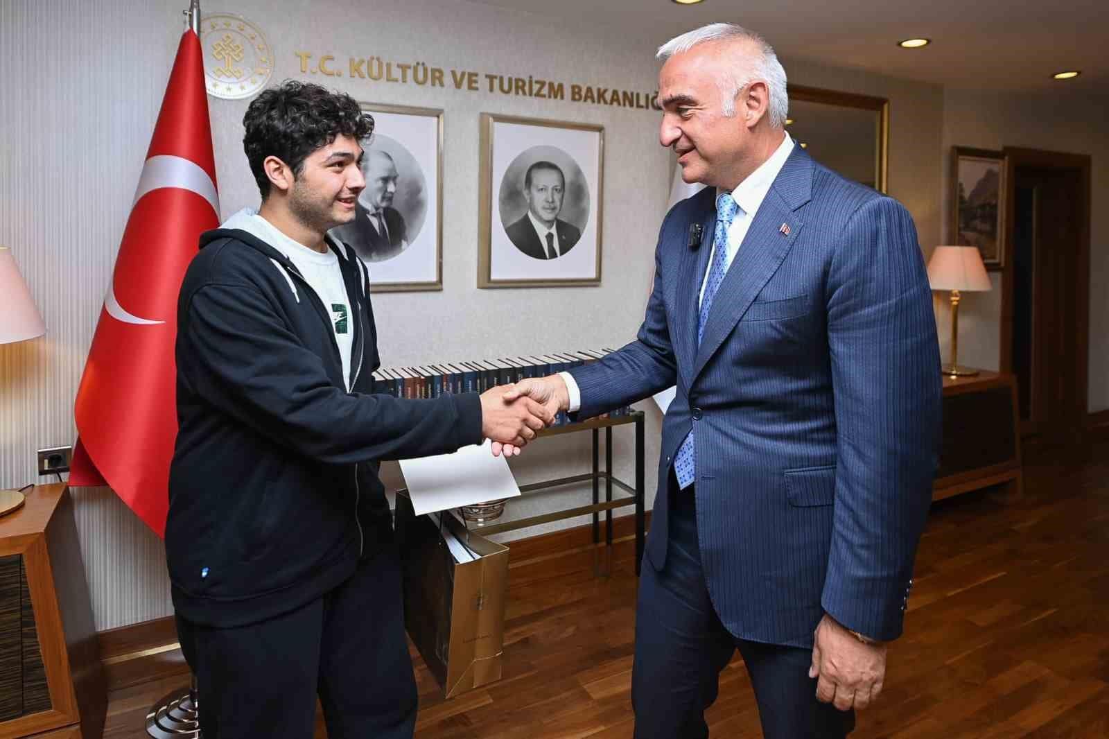 Bakan Ersoy zorlu şartlar altında YKS’de derece yapan öğrenciyle bir araya geldi