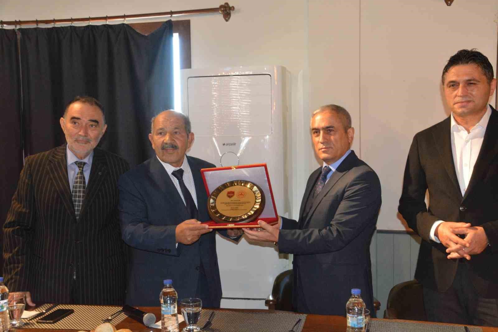 İzmir’de din görevlisinden örnek davranış: 1 yıllık emekli maaşını bağışladı
