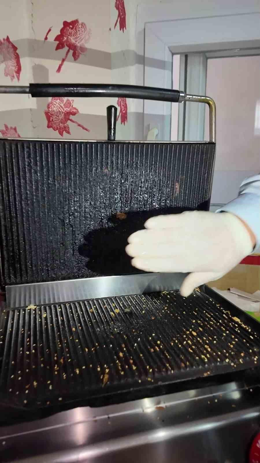 Okul kantinindeki mide bulandıran tost makinesine zabıtadan tepki