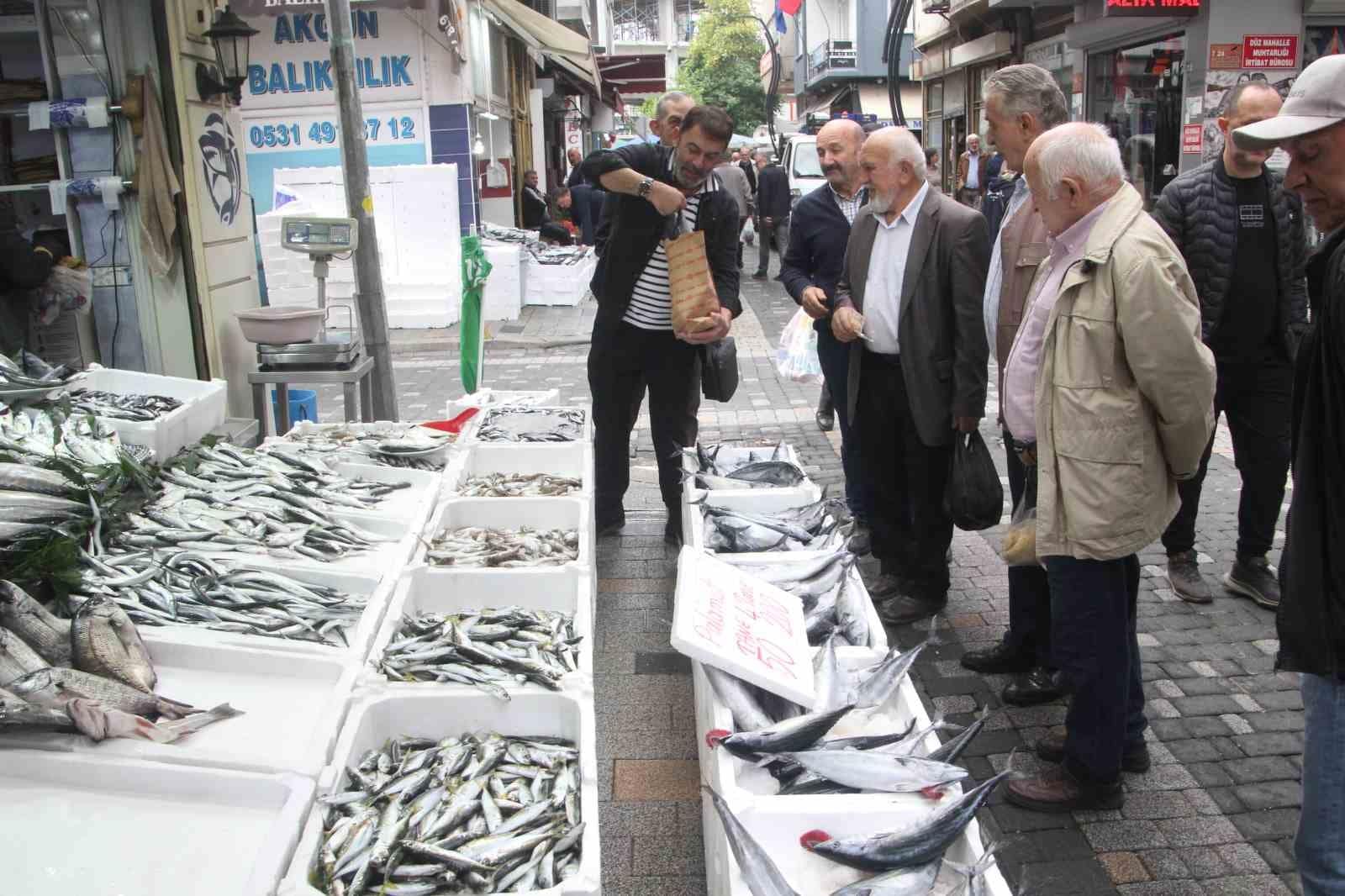 900 gramlık palamut 50 lira: Vatandaş sıraya girdi