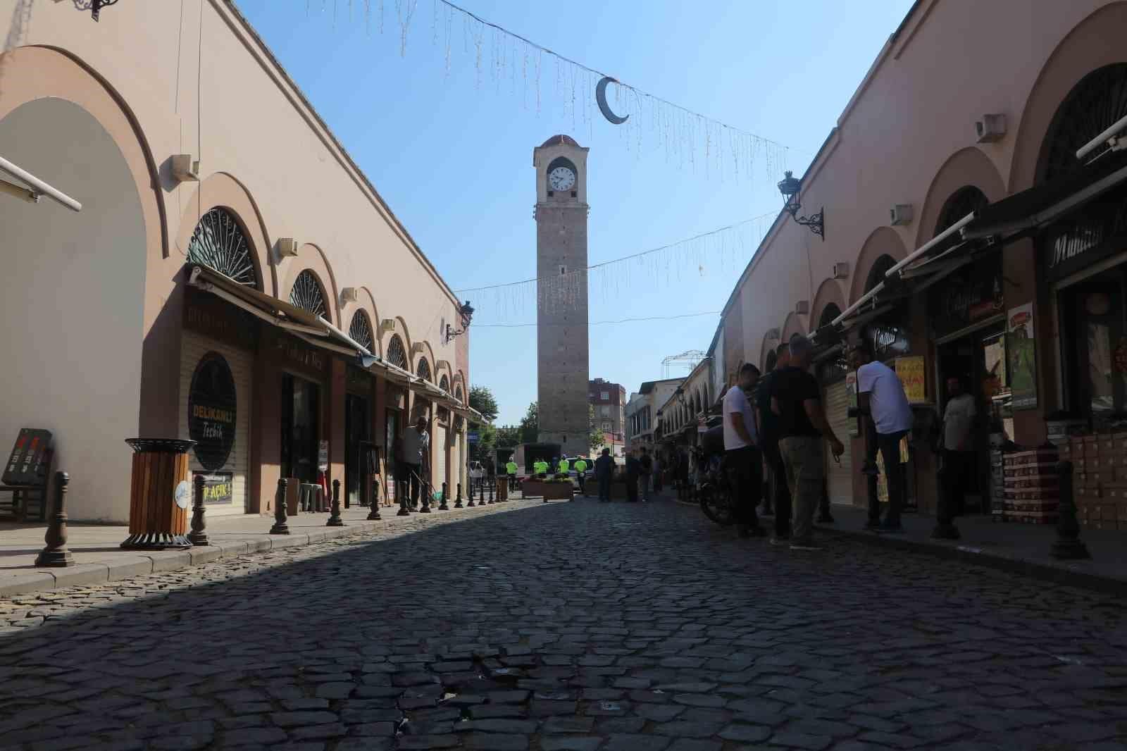 Tarihi Büyük Saat Kulesi’nin bulunduğu cadde trafiğe kapatıldı