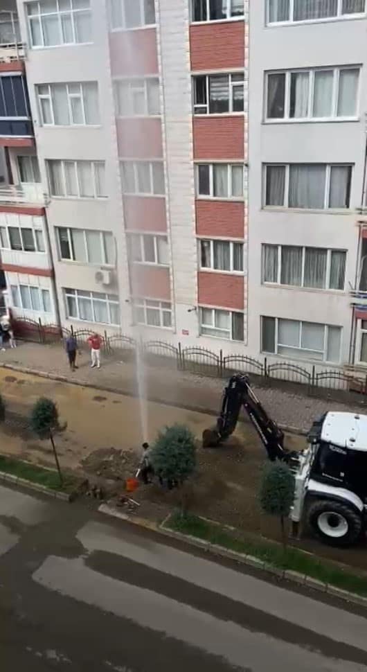 Giresun’da altyapı çalışması bitti, su borusu patladı