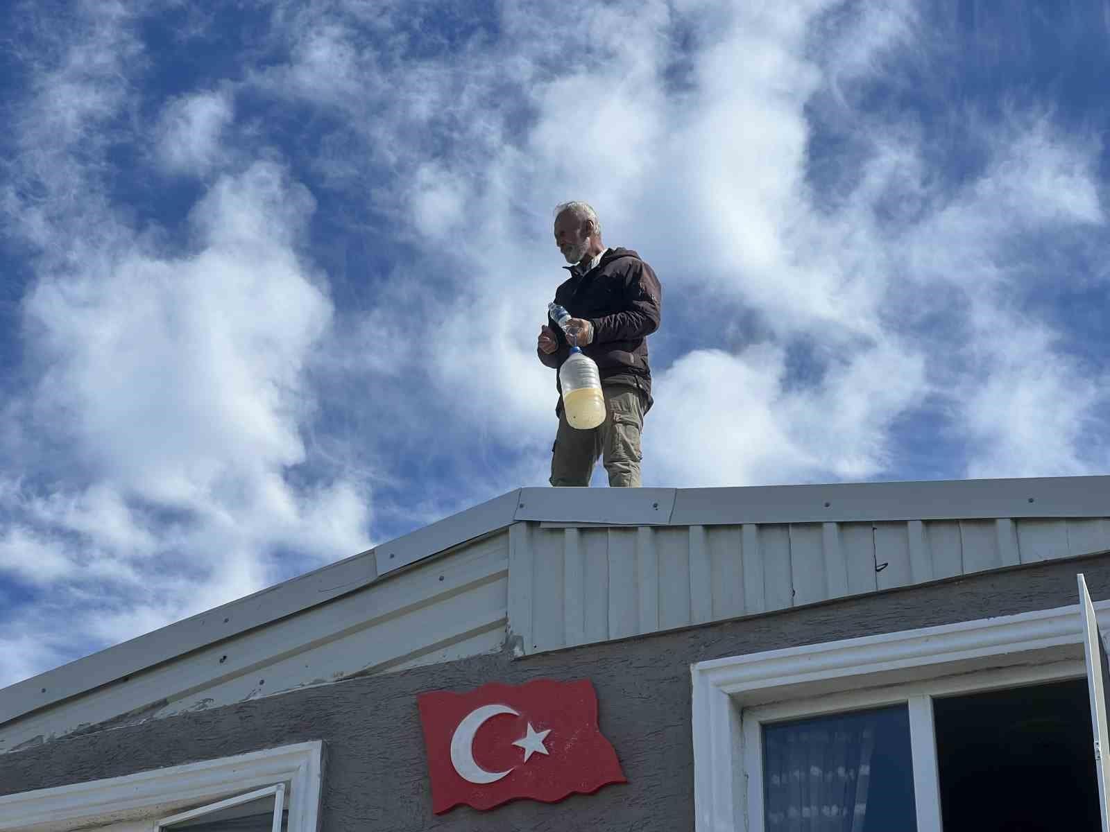 Mudanya’da yıkım krizi: Ev sahibi çatıya çıktı