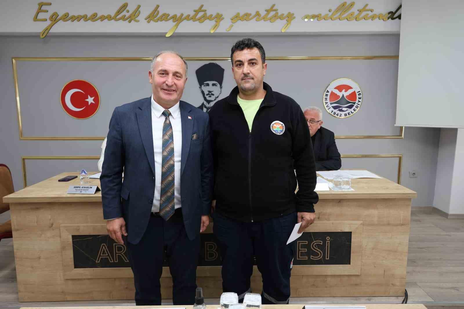 Bulduğu altını sahibine teslim eden belediye çalışanına ödül