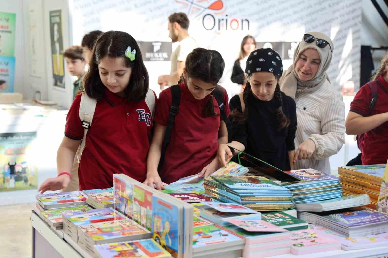 Öğrenciler Kocaeli Kitap Fuarı’nda kitapların dünyasını keşfediyor