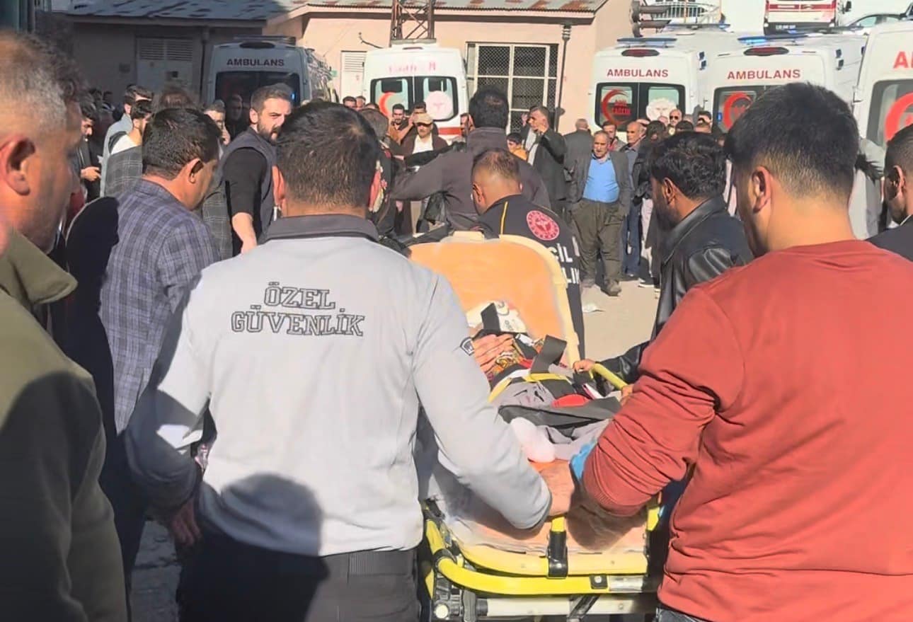 Hakkari’de iki araç kafa kafaya çarpıştı: 1 ölü, 7 yaralı