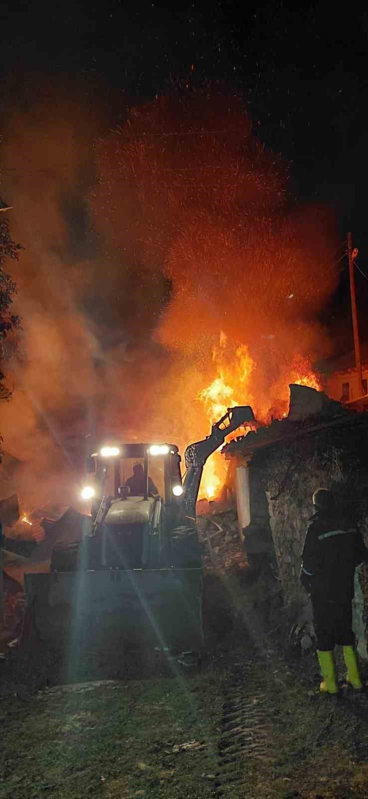 Köy evi yanarak kullanılmaz hale geldi