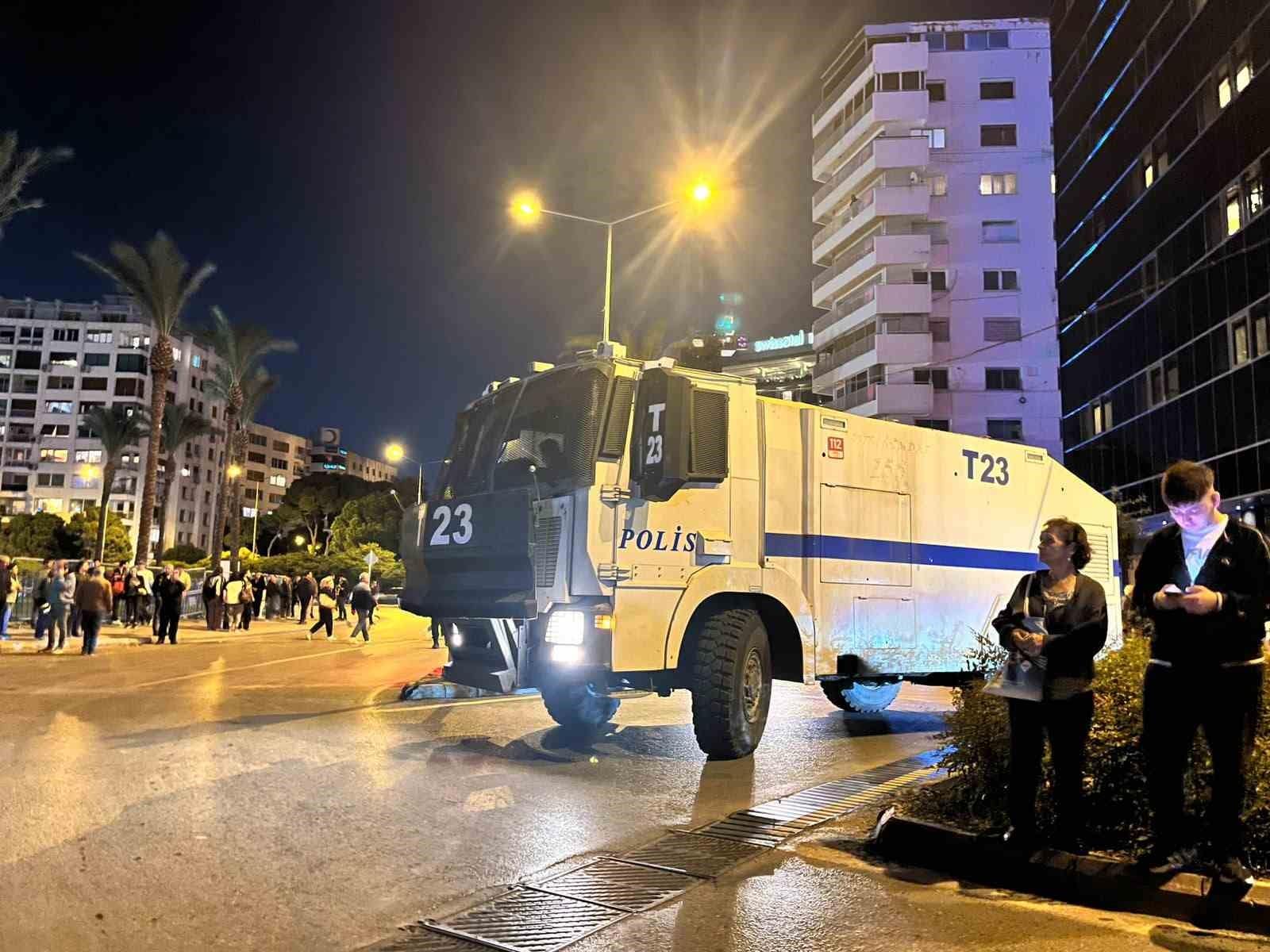 İzmir’de Cemil Tugay protestosunda arbede