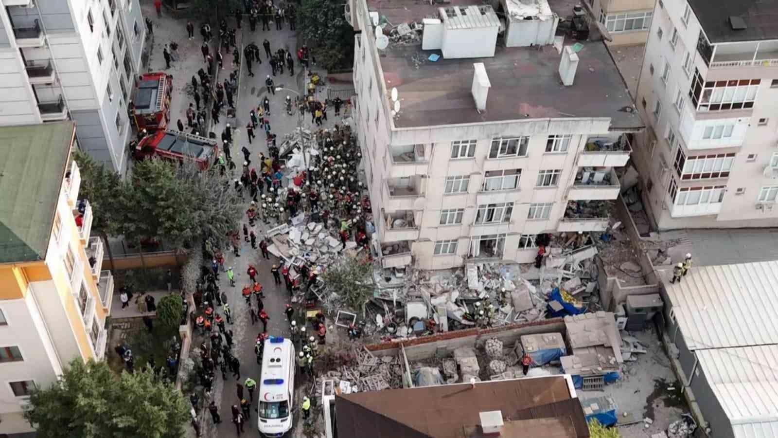 Maltepe’de 7 katlı binanın 3 katında çökme: 2 kişi sağ olarak çıkarıldı