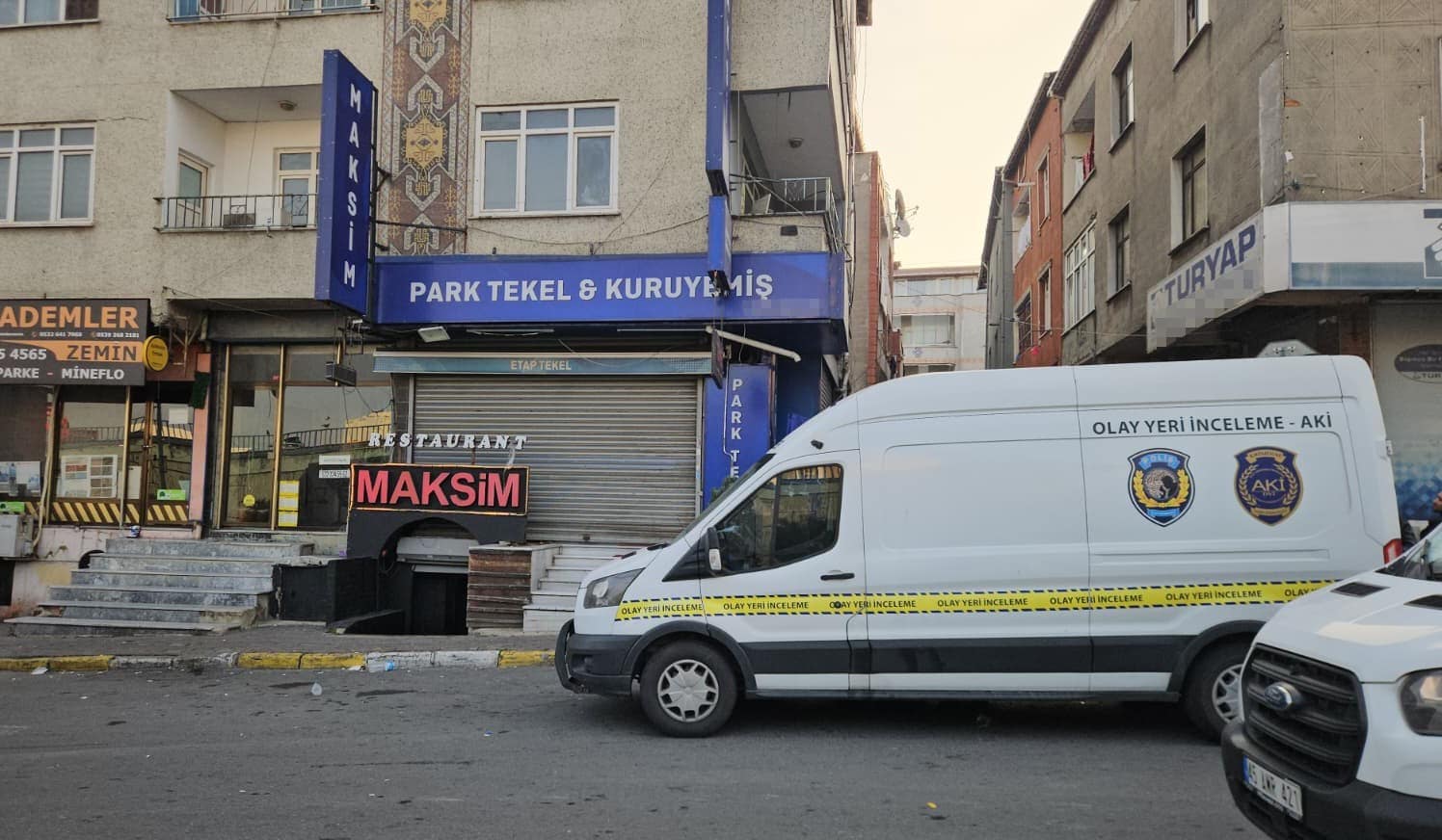 Müzikholde silahlı çatışma: 1’i polis 2 kişi hayatını kaybetti, 2 kişi yaralandı