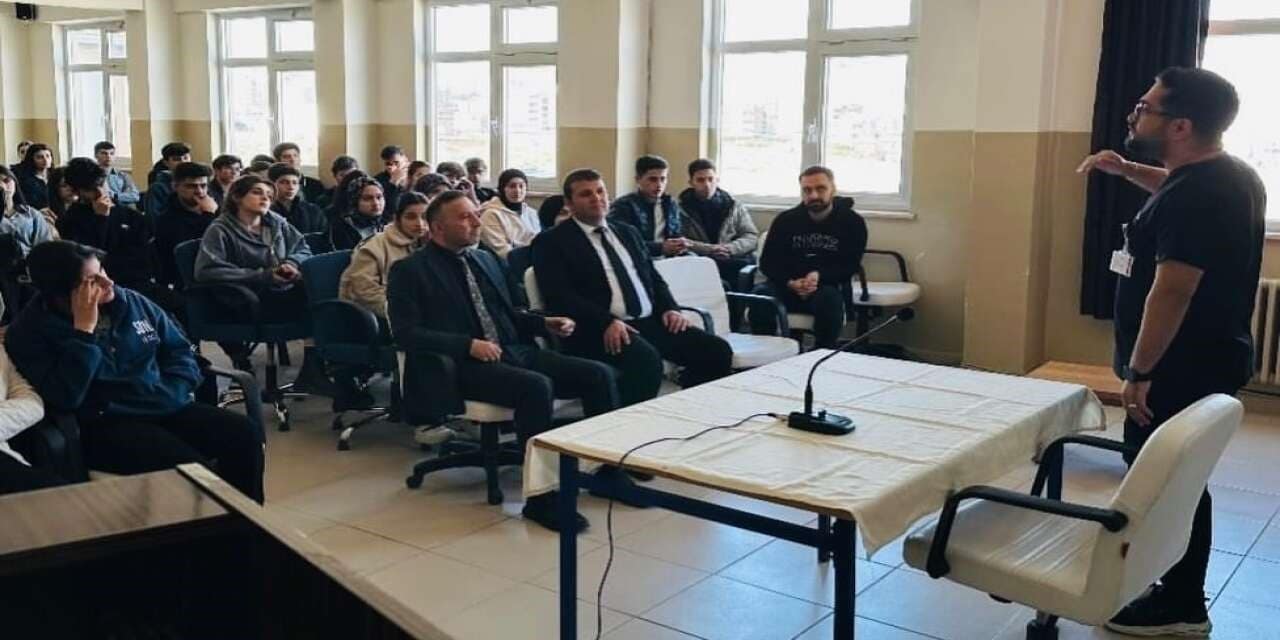 Cizre’de geleceğin gençlerine ağız ve diş sağlığı eğitimi