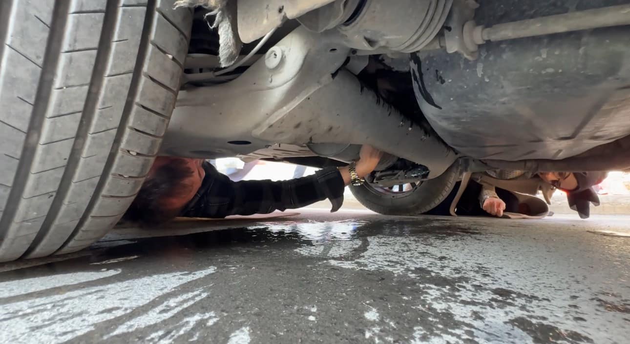 Karabük’te ticari taksinin altına giren yavru kedi kurtarıldı