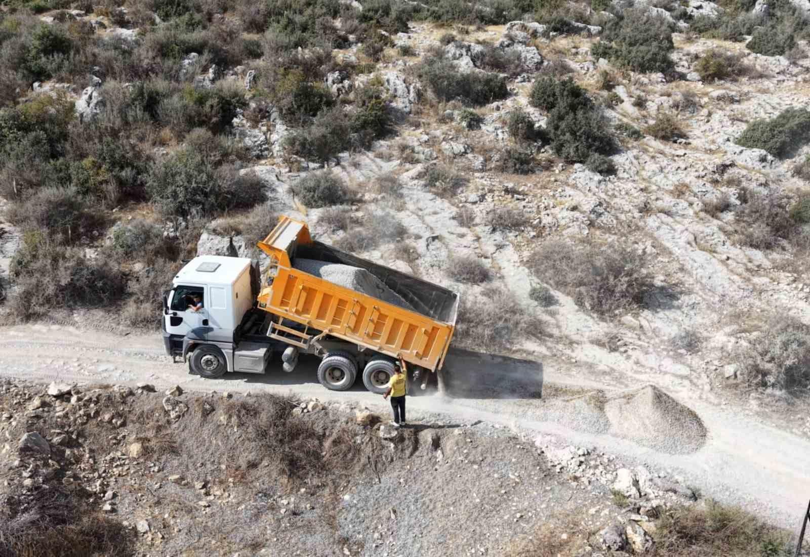 Tarsus’un kırsal mahallelerinde yol çalışmaları sürüyor