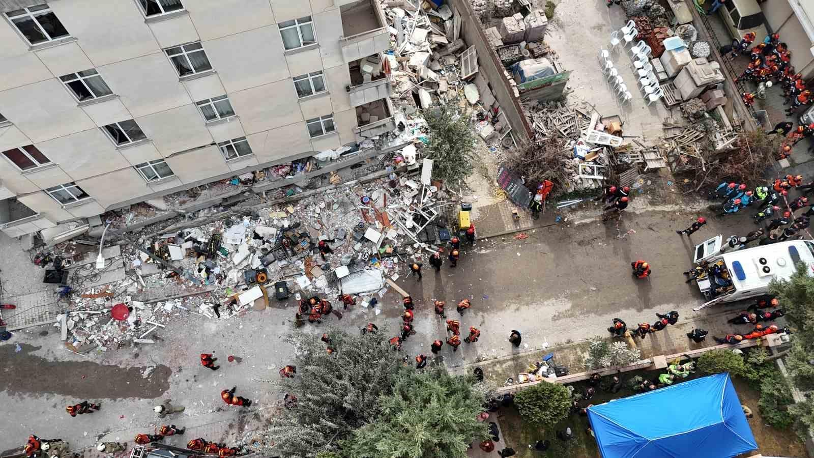 İçişleri Bakanı Mustafa Çiftçi: "İstanbul Maltepe’de yürütülen arama kurtarma çalışmaları sonucunda enkazdan çıkarılan vatandaşlarımızın sayısı 11’e yükseldi. Maalesef vatandaşlarımızdan biri hayatını kaybetti. Vefat eden vatandaşımıza Allah’tan rahmet, ailesine ve yakınlarına sabır ve başsağlığı diliyorum."